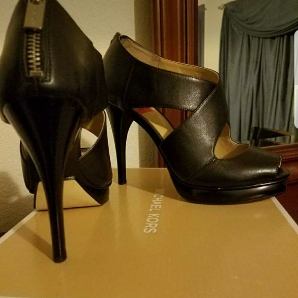 Michael Kors Elena cross strap leather pump